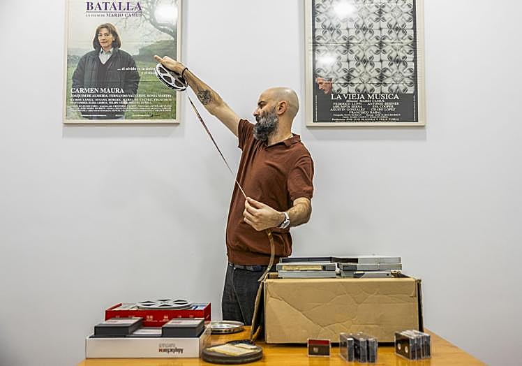 Christian Franco muestra el material que guarda en depósito.