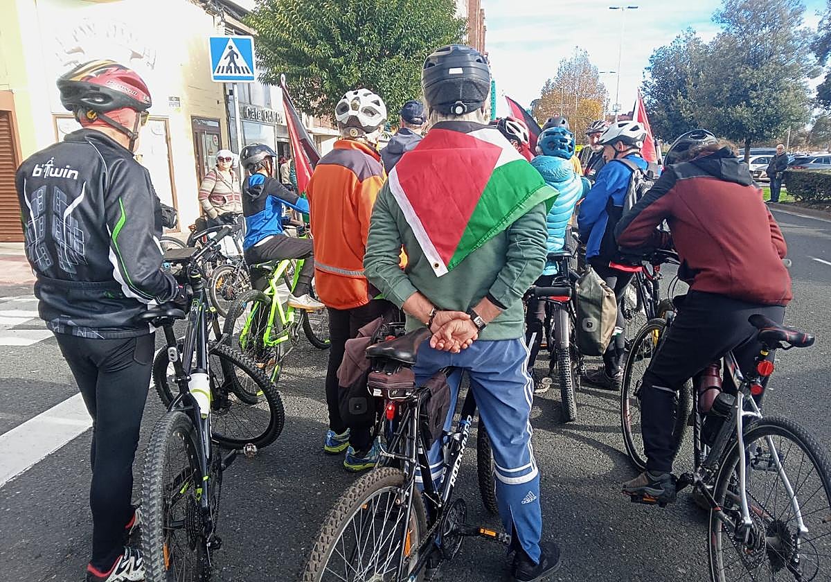 Participantes en la marcha en bici que se ha celebrado este sábado en la capital cántabra.