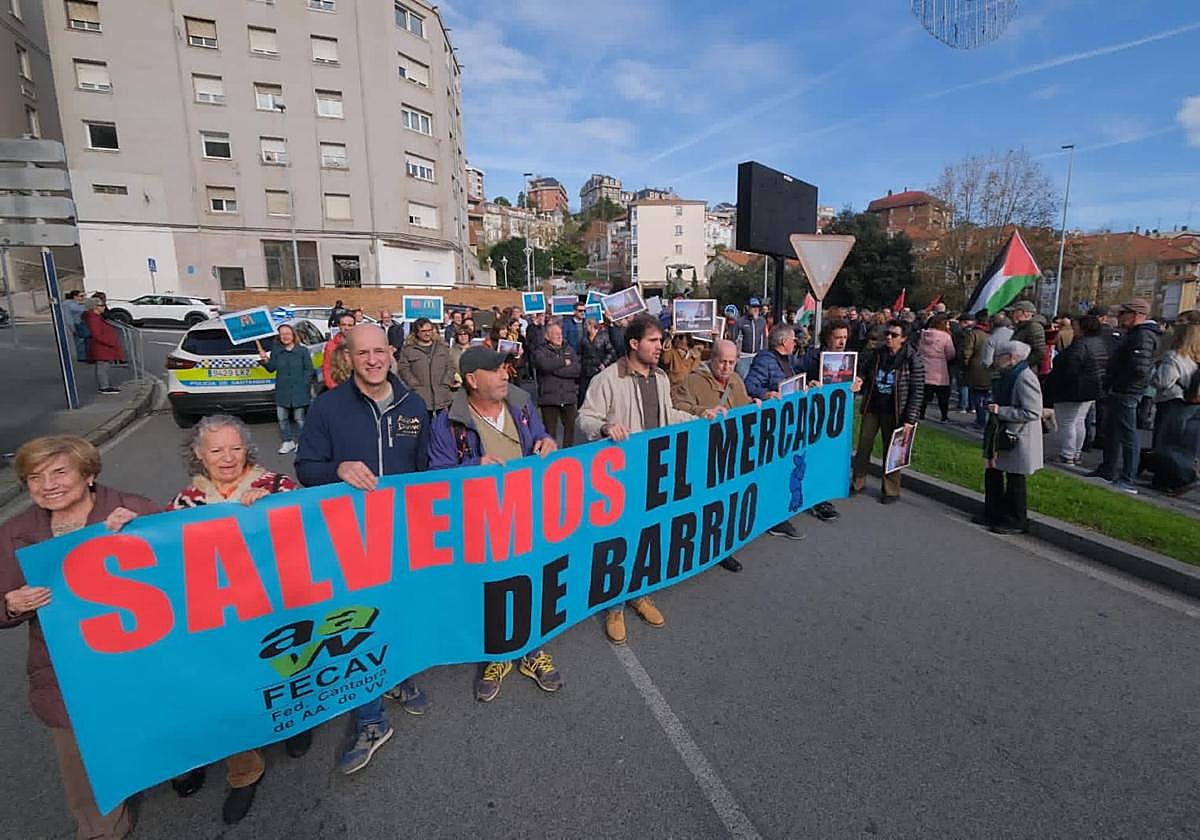 Cientos de personas se han manifestado este sábado contra el McDonald's de Puertochico.