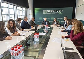 En el centro, Arasti junto a Luigi dell'Olio, vicerrector de Investigación de la UC; Jesús collado, decano de Económicas, y miembros de la Consejería.