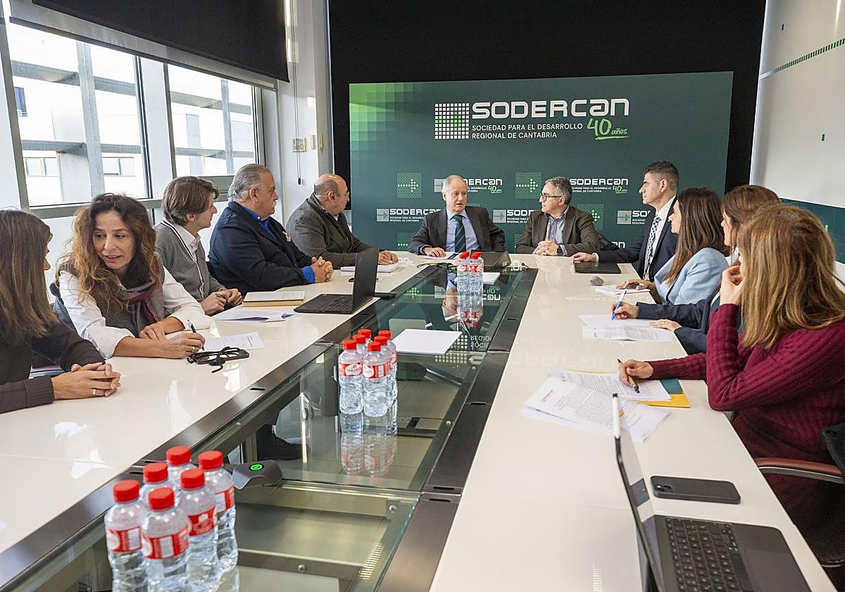 En el centro, Arasti junto a Luigi dell'Olio, vicerrector de Investigación de la UC; Jesús collado, decano de Económicas, y miembros de la Consejería.