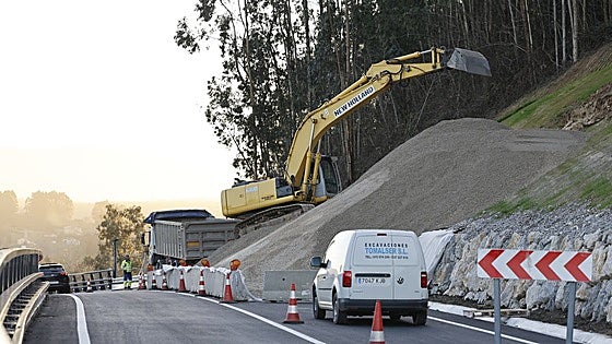 Un argayo corta la carretera entre Duález y Viveda, inaugurada hace menos de 20 días