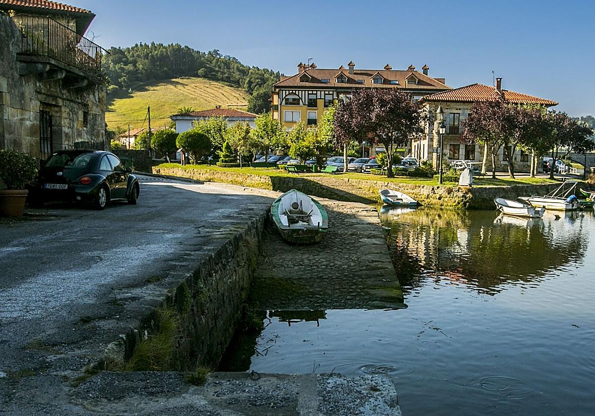 Vista panorámica de Limpias, con la sede del Ayuntamiento al fondo a la derecha.