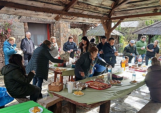 Vecinos y visitantes degustando el aperitivo, como ya es tradición, al finalizar la misa en la ermita
