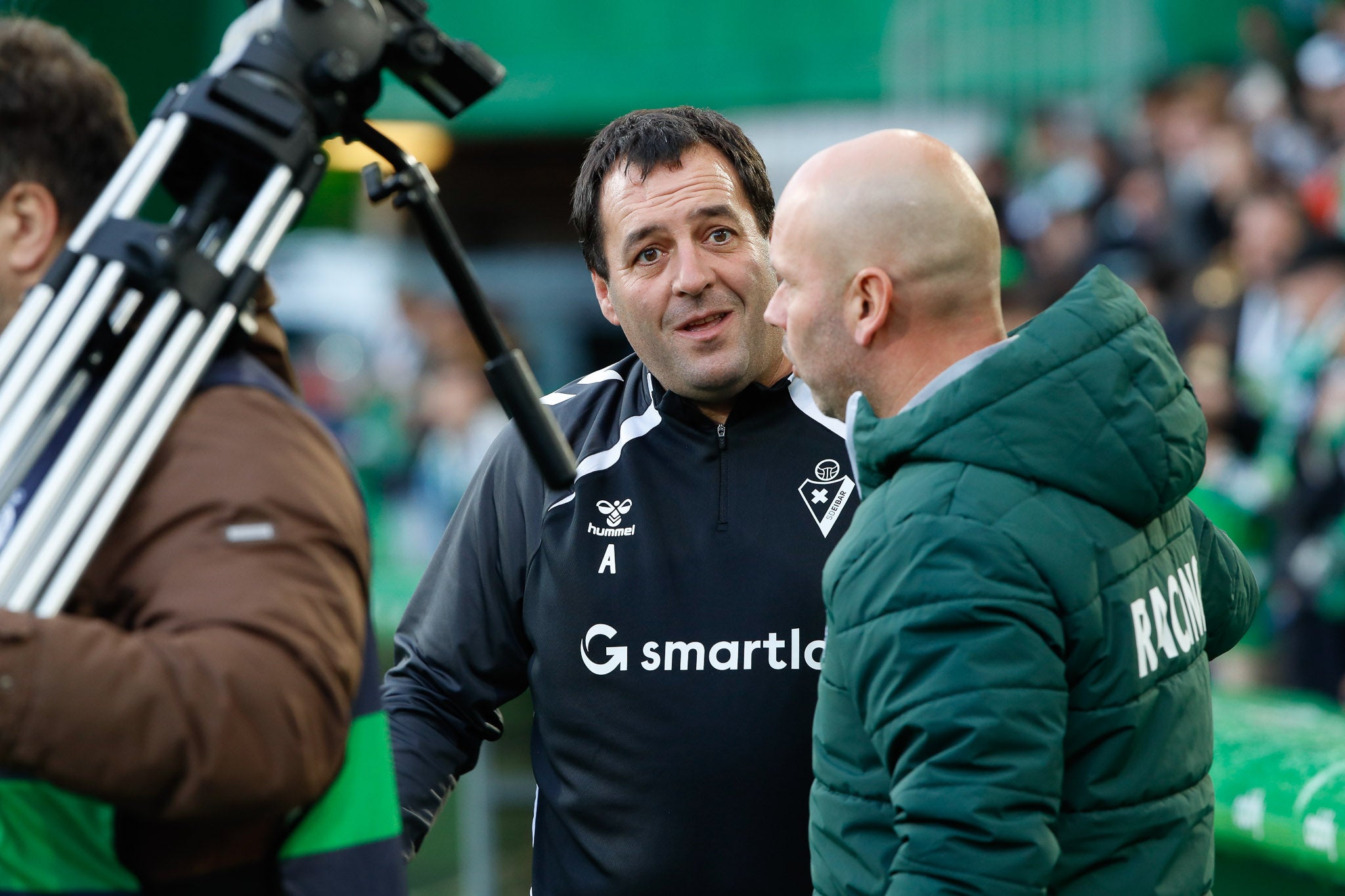 José Alberto charla con un miembro del staff del Eibar