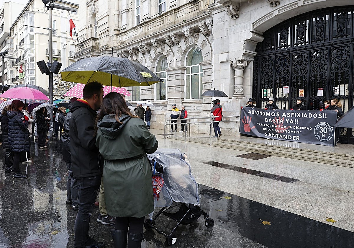 Manifestantes en la plaza del Ayuntamiento de Santander.