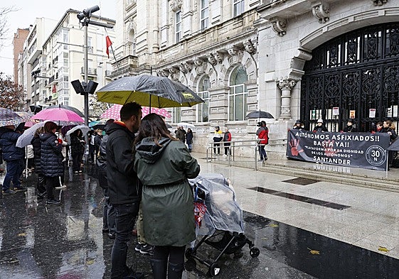 Manifestantes en la plaza del Ayuntamiento de Santander.