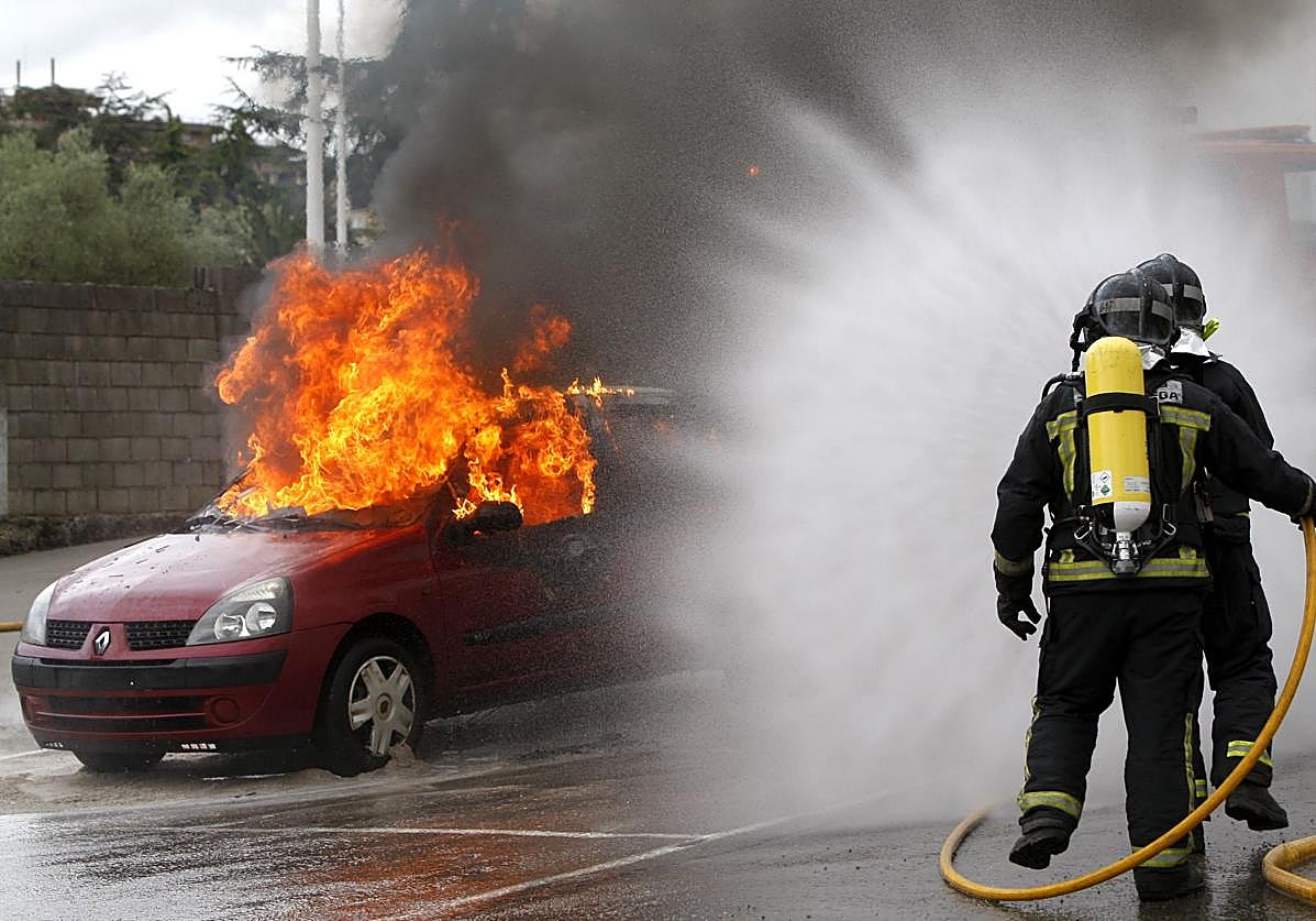 Bomberos de Torrelavega apagan un vehículo envuelto en llamas en un simulacro.