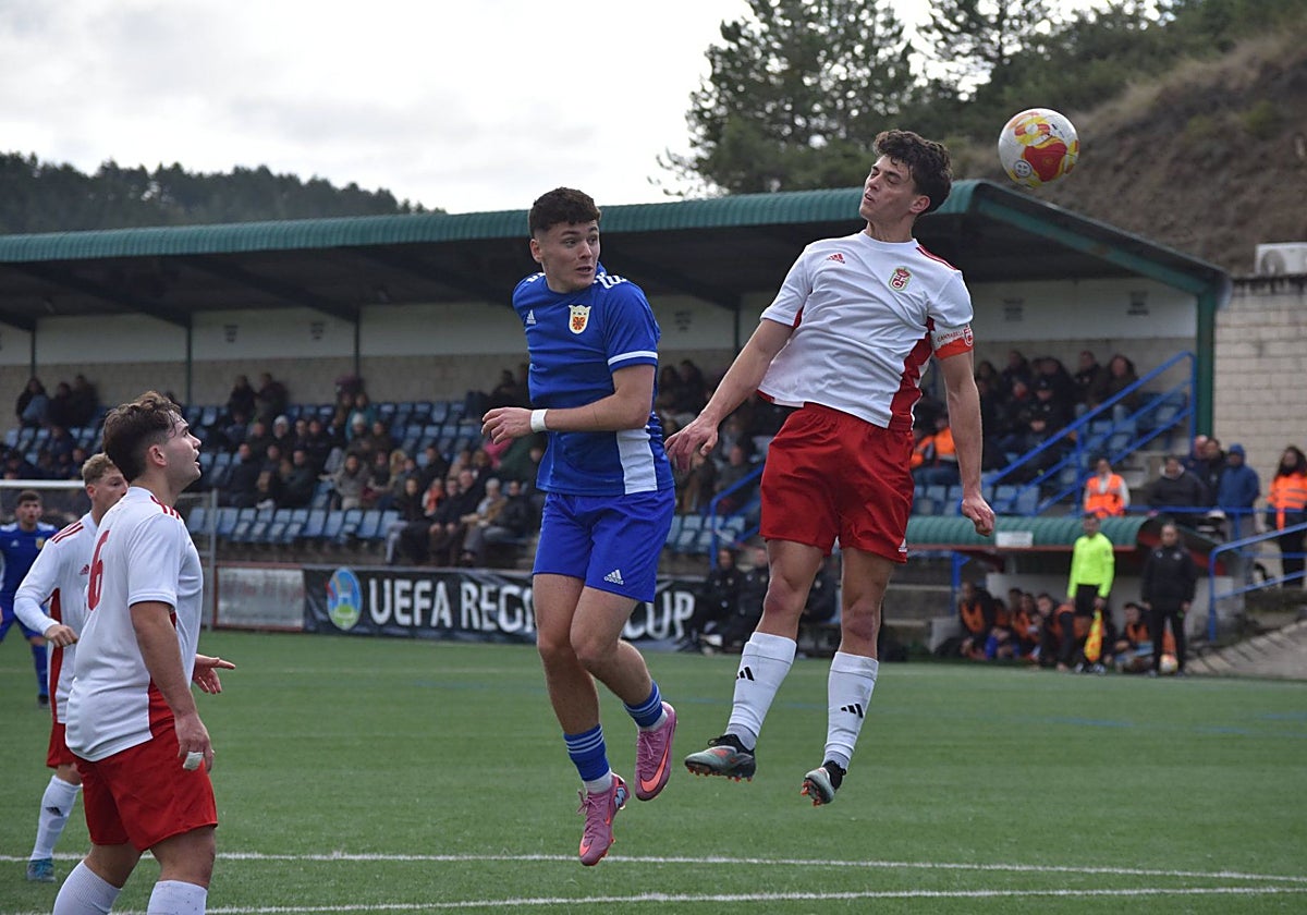 Bascuñana, de la selección cántabra y jugador del Albericia, salta para cabecear el balón