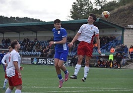 Bascuñana, de la selección cántabra y jugador del Albericia, salta para cabecear el balón