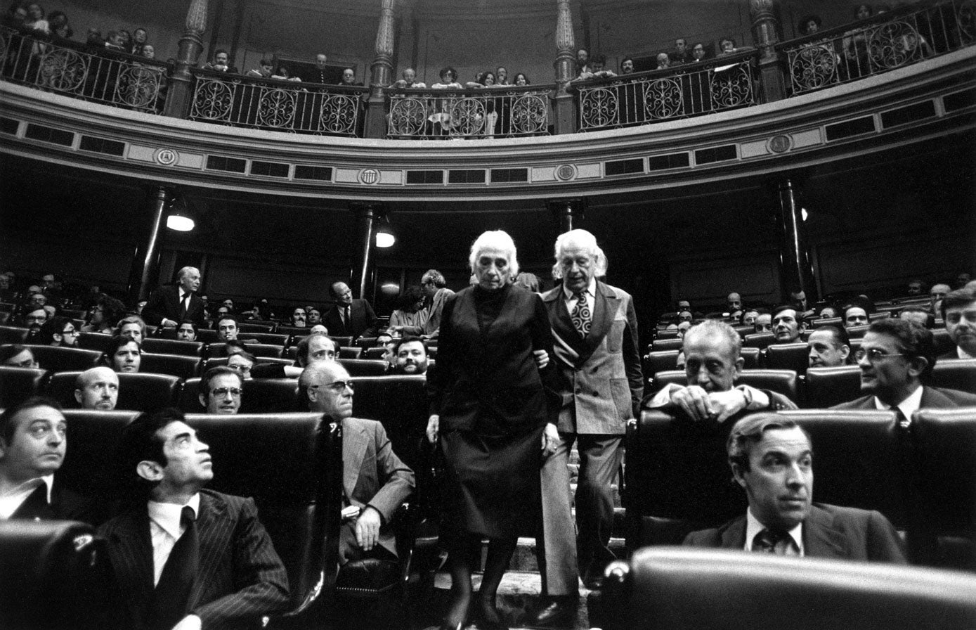 Dolores Ibárruri, la Pasionaria, y Rafael Alberti en el Congreso de los Diputados Cortes Constituyentes, 13 de julio de 1977.