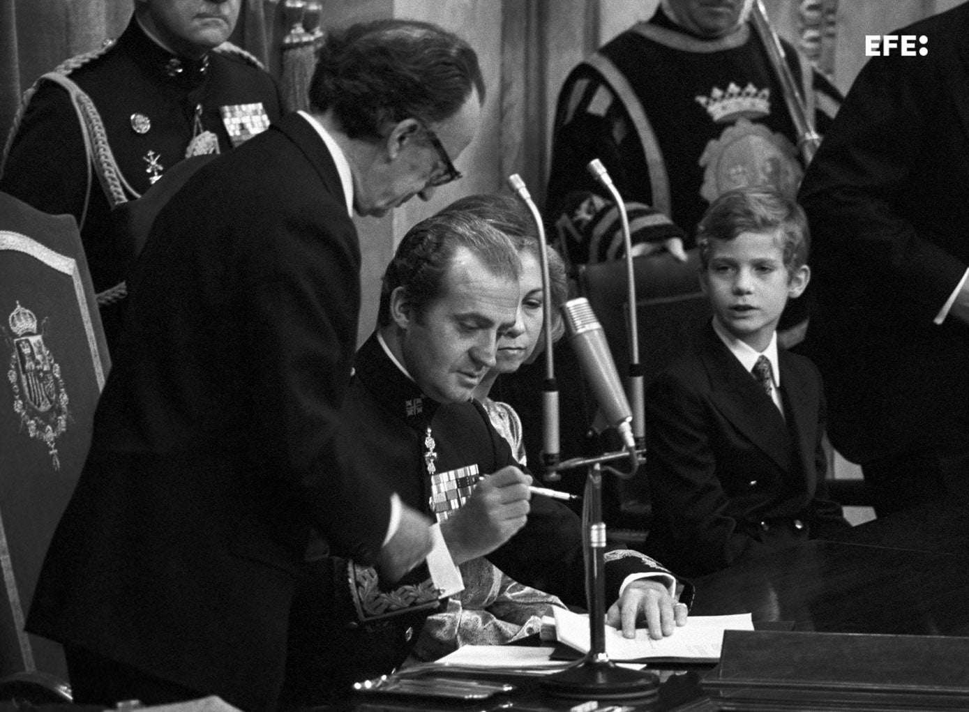El rey Juan Carlos sanciona la Constitución