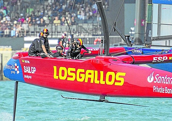 El equipo español, en una de las regatas de este domingo en Abu Dabi.