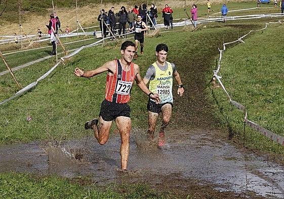 Santiago Cobo, en plena carrera con Ricardo Lanza.