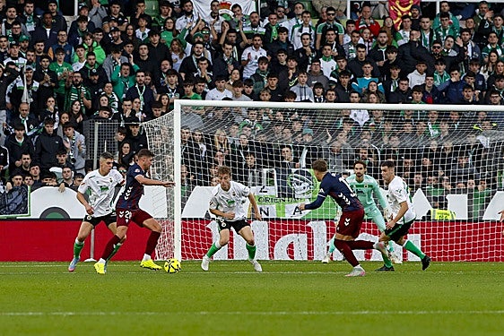Una jugada frente a la portería de Ezquiera ayer en El Sardinero.