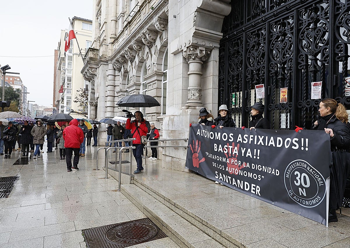 Imagen secundaria 1 - Los autónomos se manifiestan en Santander: «Estamos asfixiados»