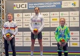 Suárez, en lo alto del podio, flanqueado por Genze (izquierda) y Fruet.