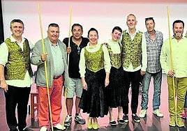 Integrantes del espectçáculo, tras una de las actuaciones de la gira 'Tonada'. m.t.