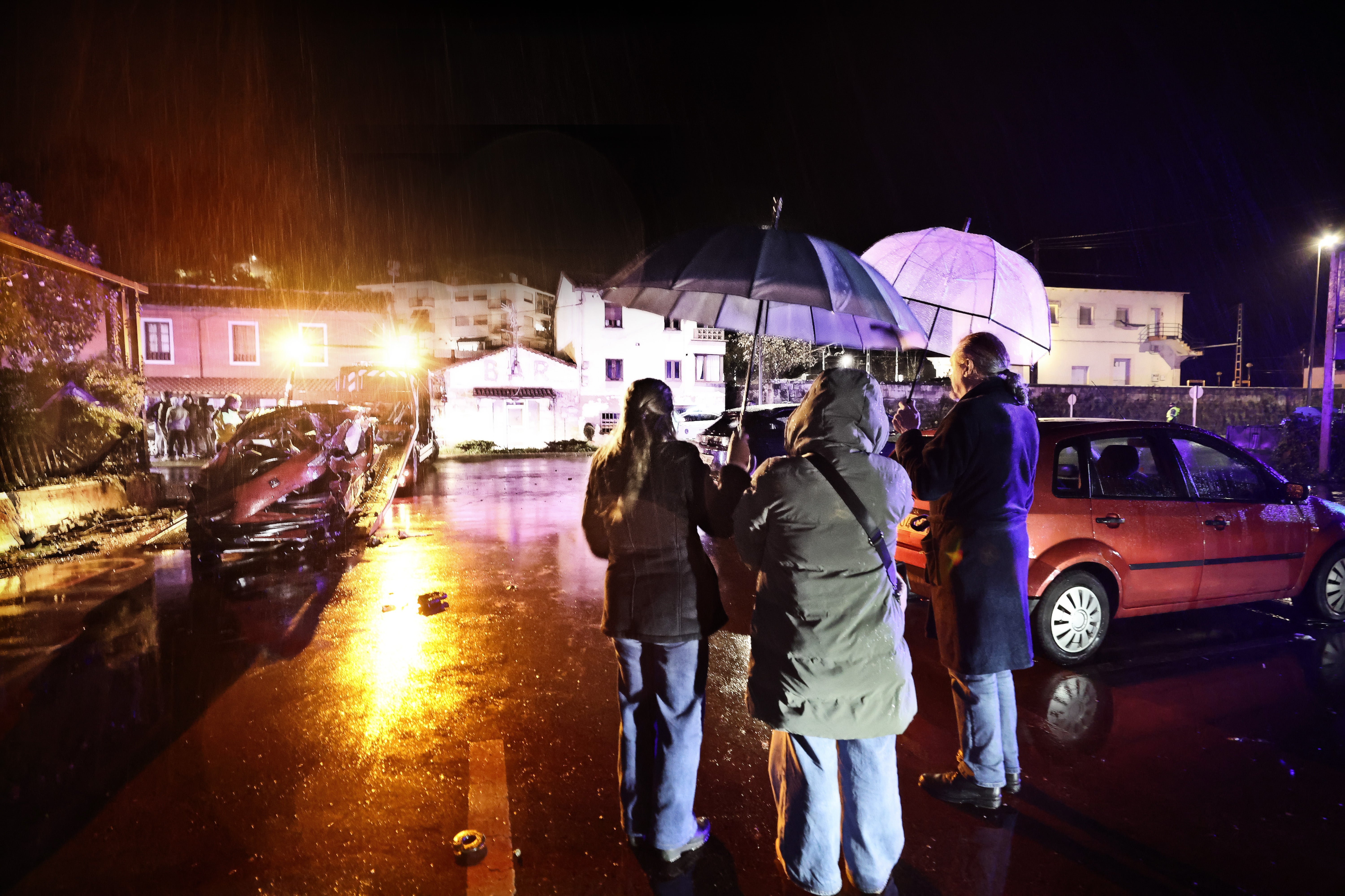 Familiares y amigos, que fueron atendidas por un equipo de psicólogos del Gobierno de Cantabria, en el lugar del siniestro.