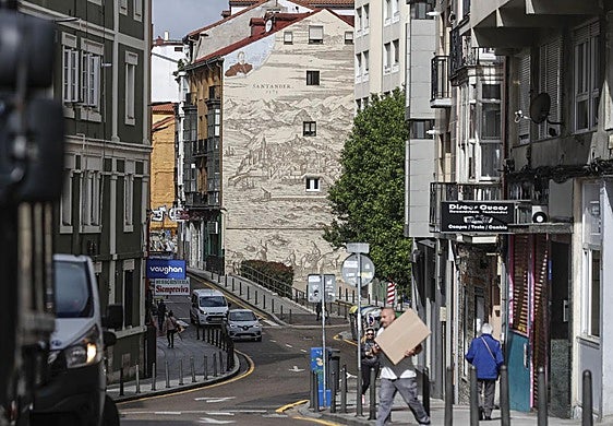 La calle Santa Lucía, en Santander, una de las incluidas en la Zona de Bajas Emisiones, en una imagen de archivo.