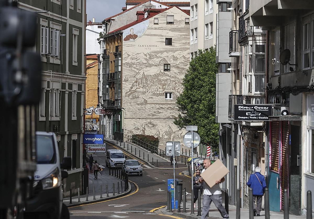 La calle Santa Lucía, en Santander, una de las incluidas en la Zona de Bajas Emisiones, en una imagen de archivo.