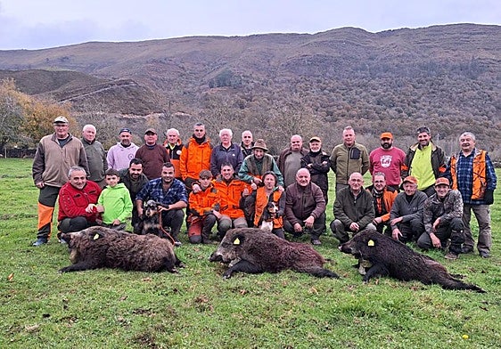 Miembros de la cuadrilla 136, de José Manuel Gutiérrez, con el cupo logrado en Serradores.