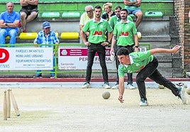 Toño Sordo birla para Pontejos con Javi Puente, Cristian Velo y Jairo Carrascal al fondo.