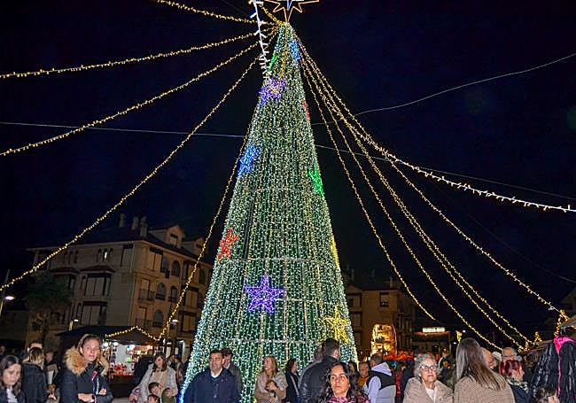 Las imágenes del encendido navideño en Noja.