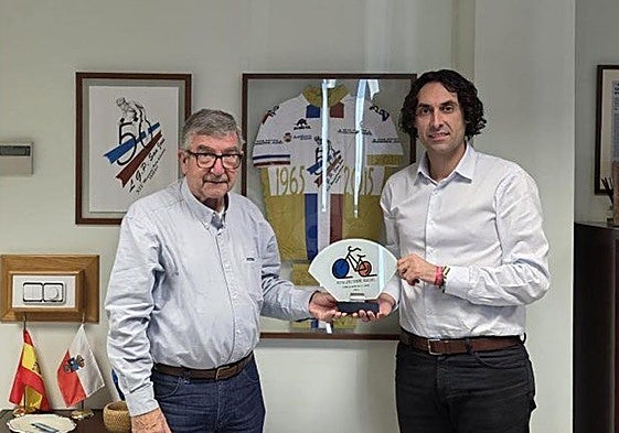 Federico Cobo San Miguel (izquierda), junto al alcalde de El Astillero, Javier Fernández Soberón.