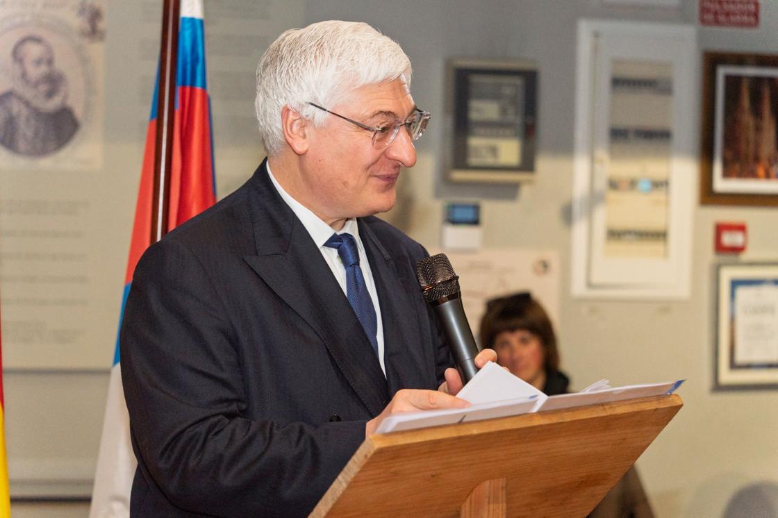 Didier Nagant, pronunciando un pequeño discurso tras recibir la Medalla de Honor del Museo