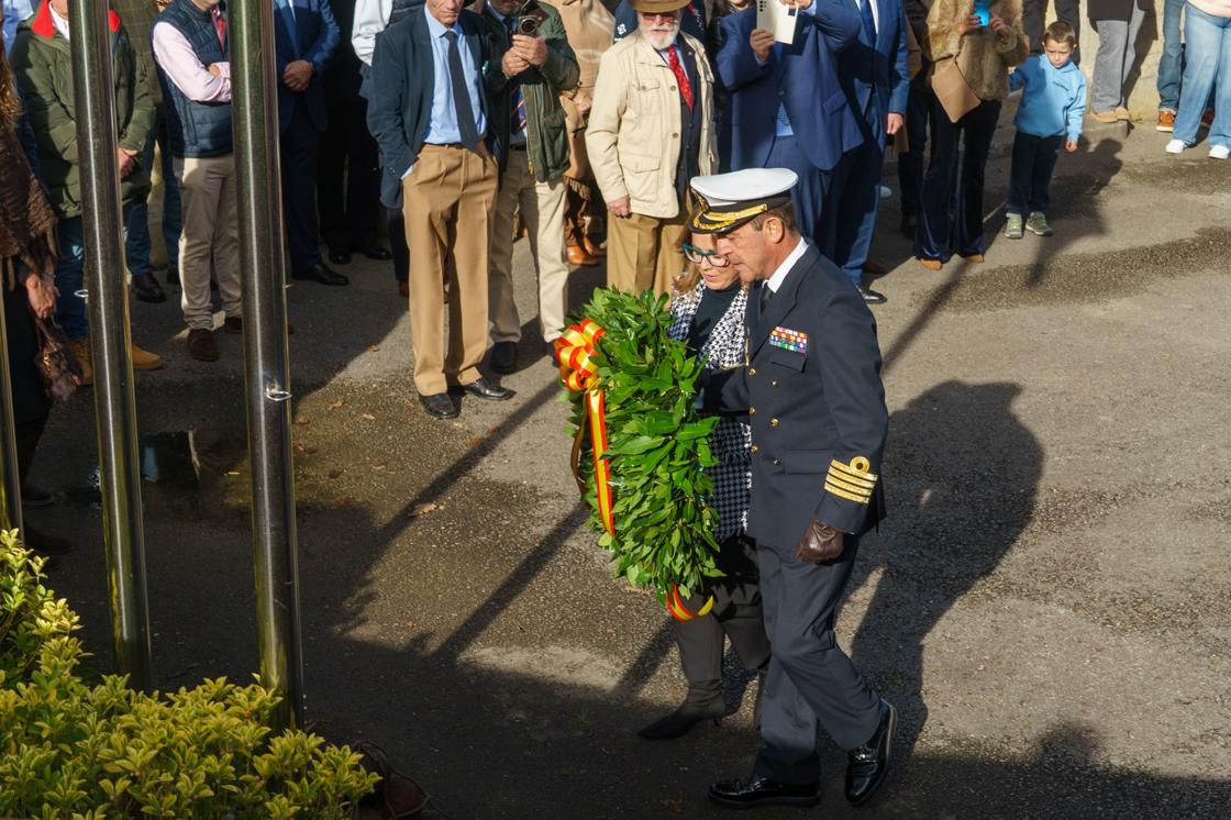 Colocación de lacorona de laurel en honor a los caídos.