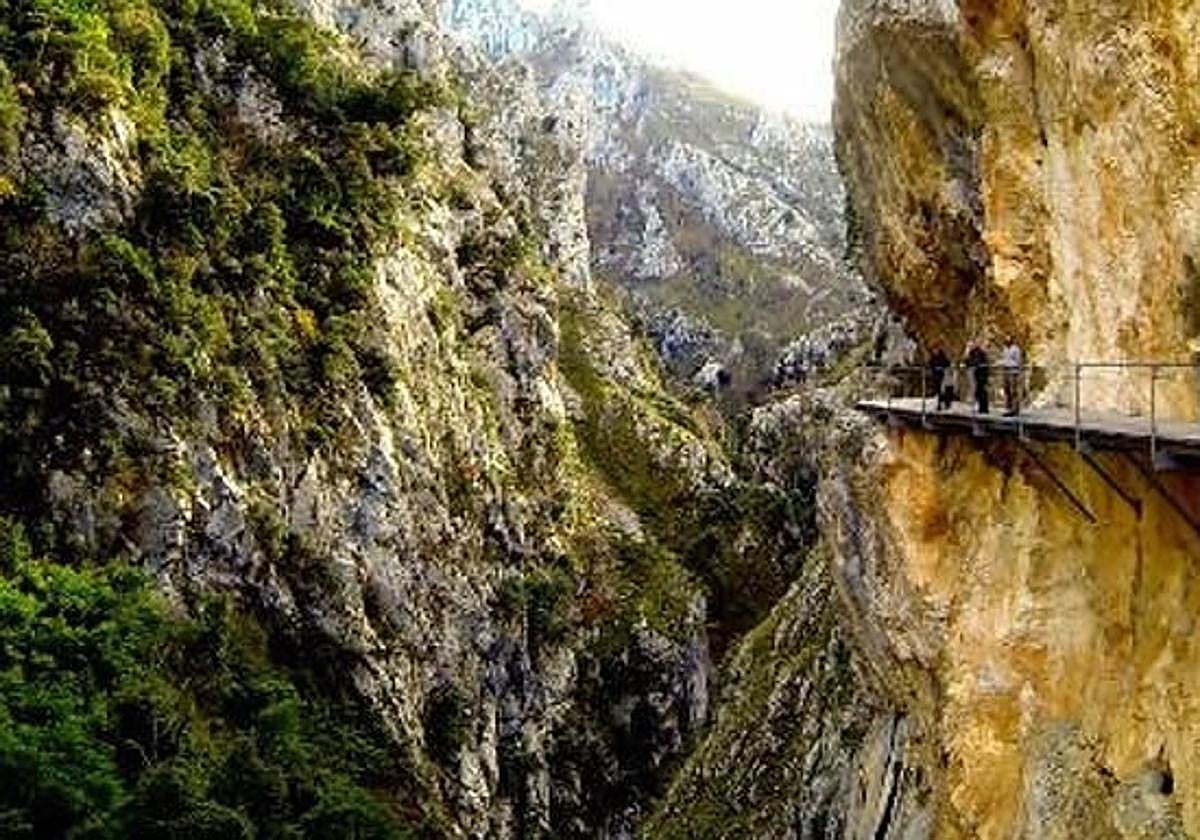Un derrumbe obliga al cierre total de la Ruta del Cares en Picos de Europa