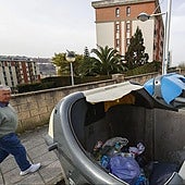 Dos contenedores rotos, de reciclaje de plástico y de cartón, en la zona de Valdenoja.