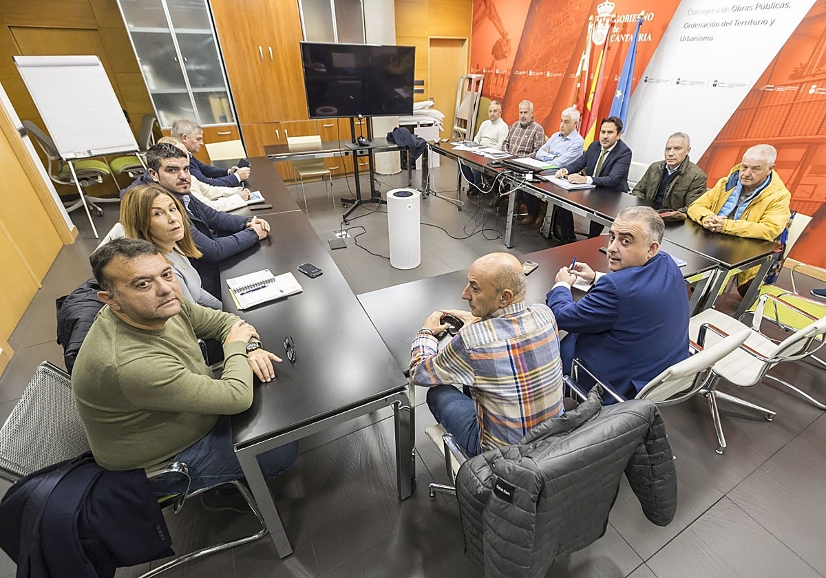 Los alcaldes de los municipios afectados se oponen al trazado diseñado por el Ministerio de Transportes.