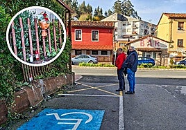 Dos vecinos observan el lugar del trágico accidente. En el muro contra el que se estrelló el coche ya han colocado flores y velas en su recuerdo.
