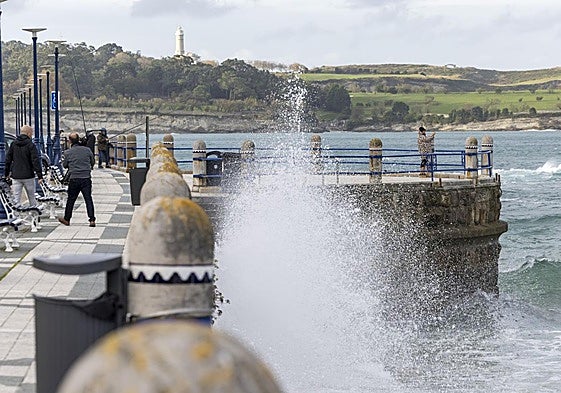Una ola gigante en el último temporal en el Cantábrico, junto a la playa de El Camello