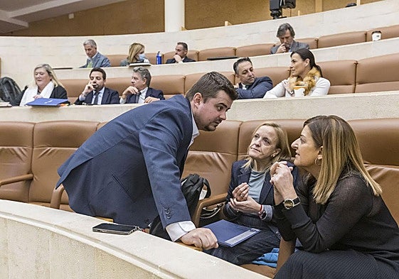 Buruaga conversa con Isabel Urrutia y Miguel Ángel Vargas