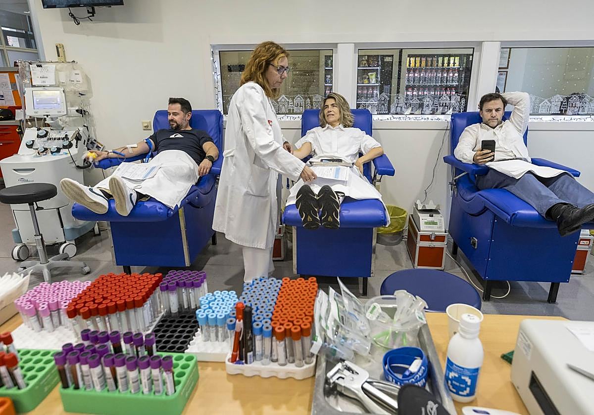 Imagen de archivo de donantes en la unidad de donantes de sangre del Hospital Universitario Marqués de Valdecilla.