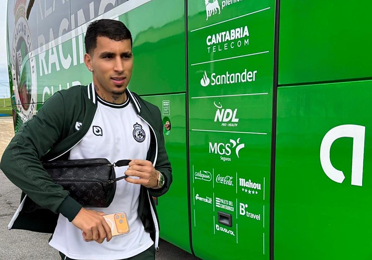 Gustavo Puerta, a punto de subir al autobús del equipo.