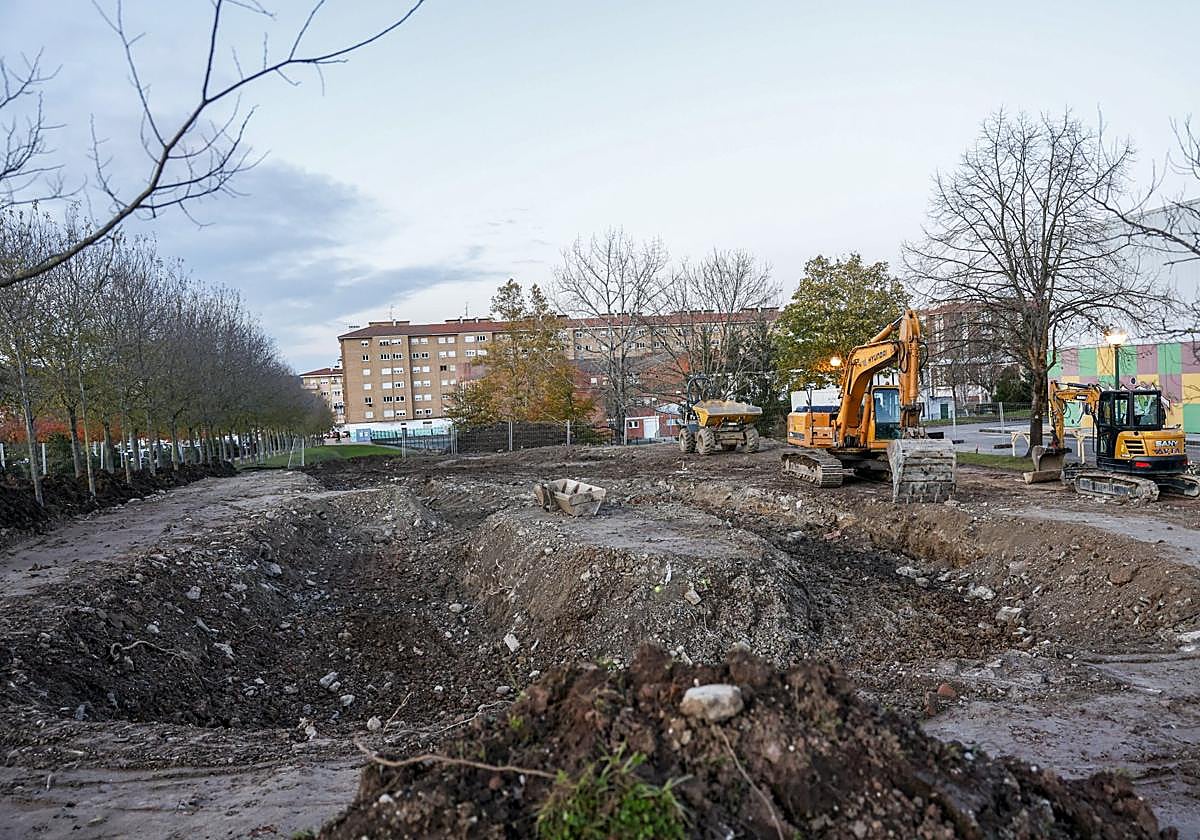 Trabajos para levantar el skatepark, ayer, en Nueva Ciudad (Torrelavega).