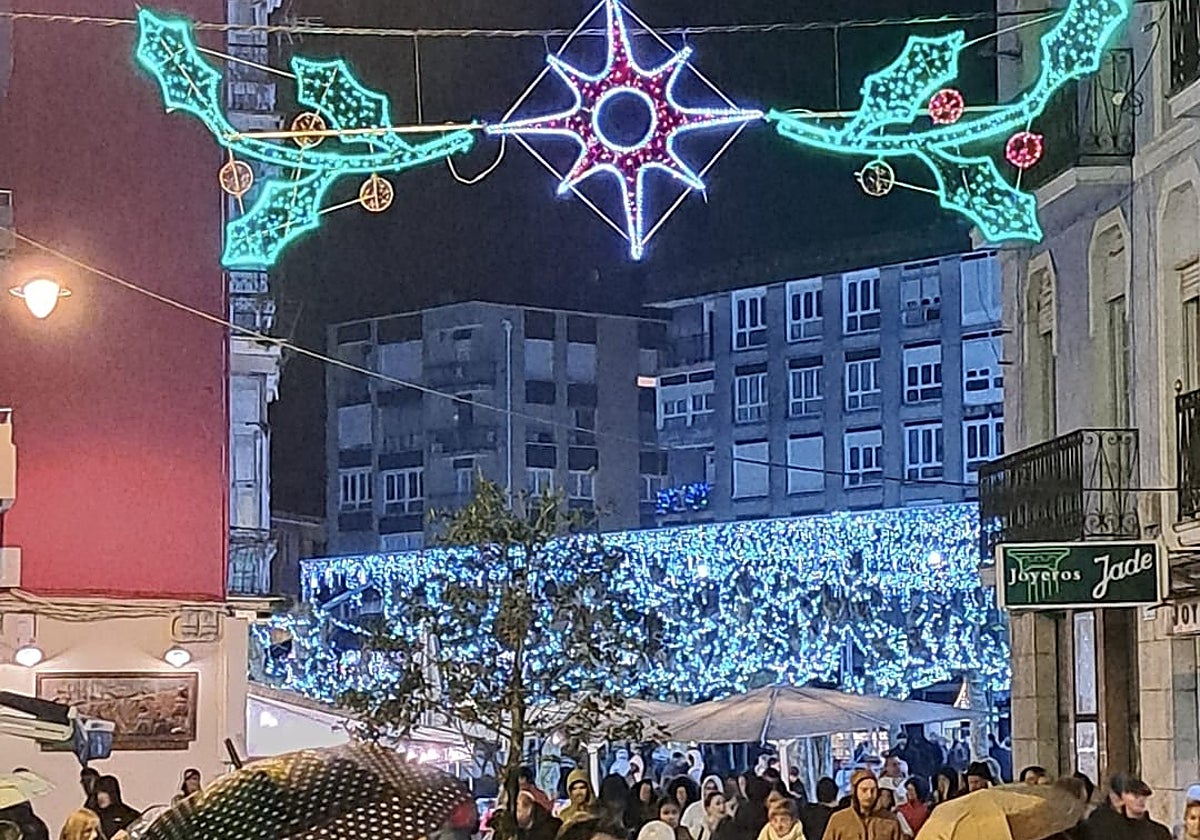 Iluminación navideña en las calles de Santoña.