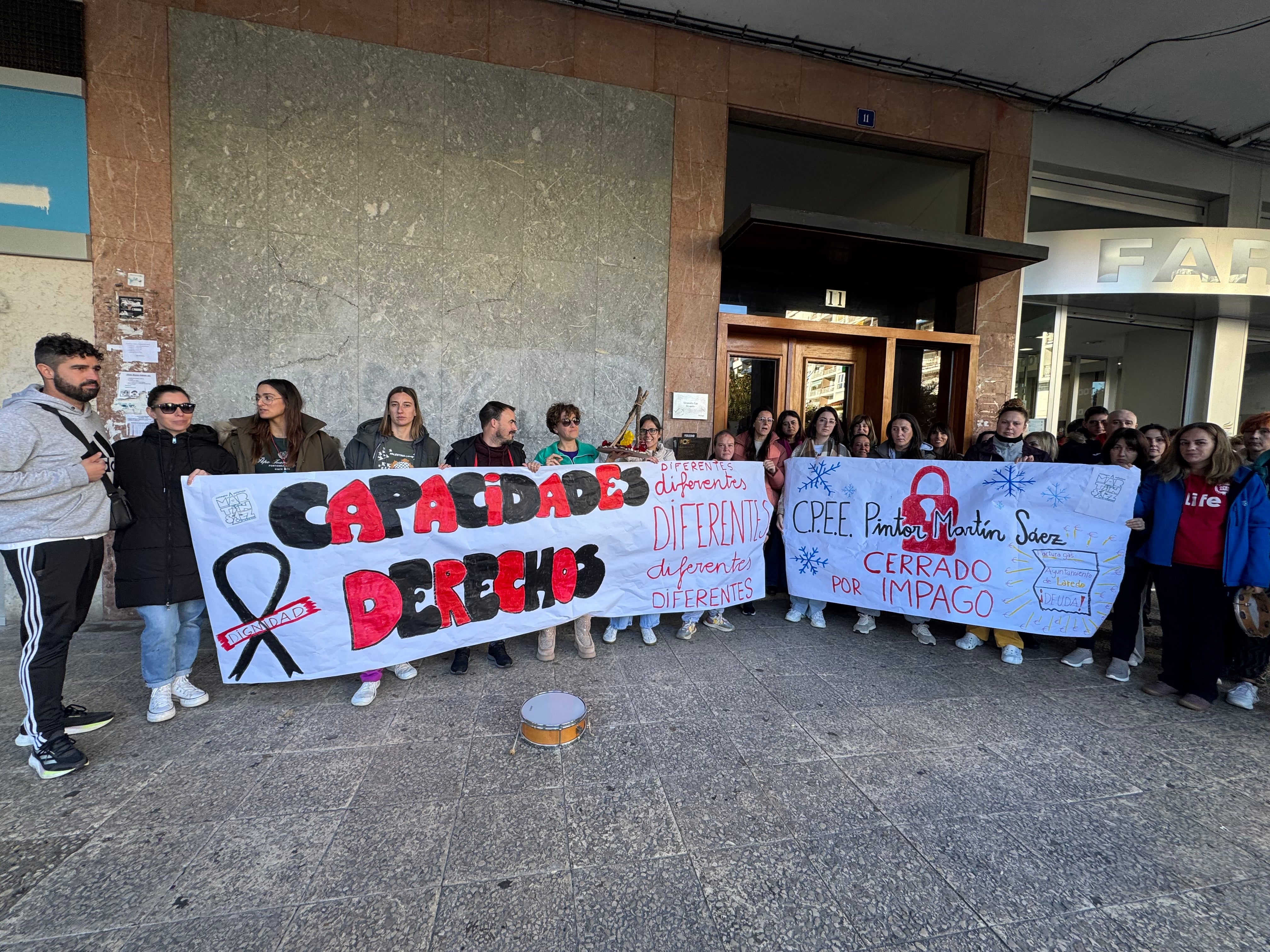 Protesta en los soportales de la calle Marqués de Comillas.