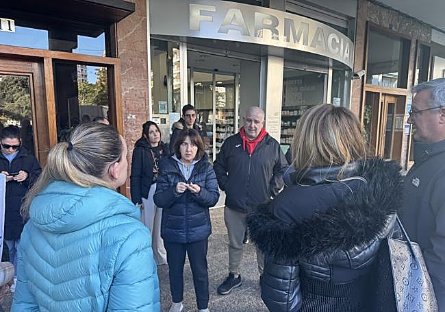 Profesores habalndo con los ediles del Ayuntamiento de Laredo.