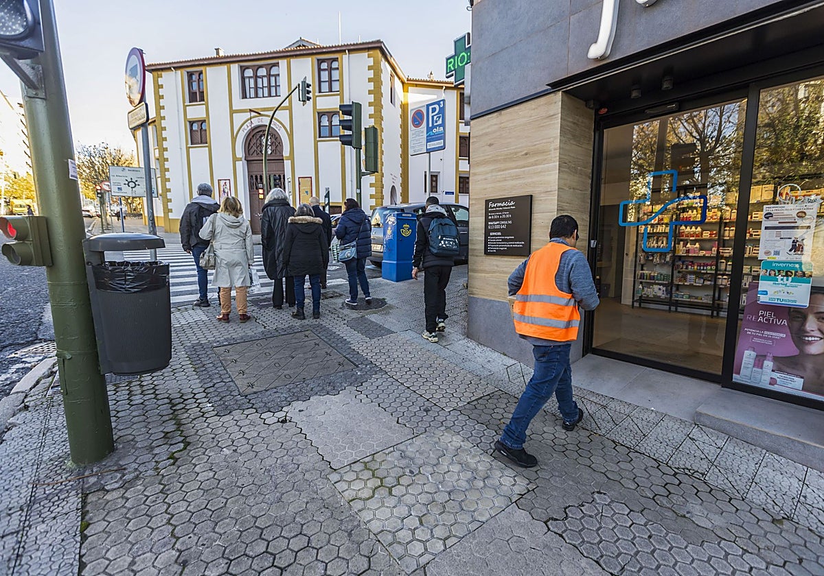Así está la acera junto al paso de cebra de la Plaza de Toros.