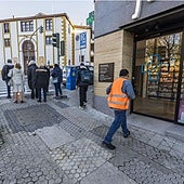 Así está la acera junto al paso de cebra de la Plaza de Toros.