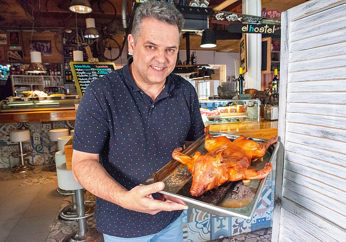 Javier Allende, con el cochinillo segoviano.