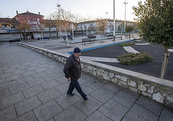 Un vecino pasea junto a la plaza pública de Alberto Pico, en el Barrio Pesquero, que será reformada.