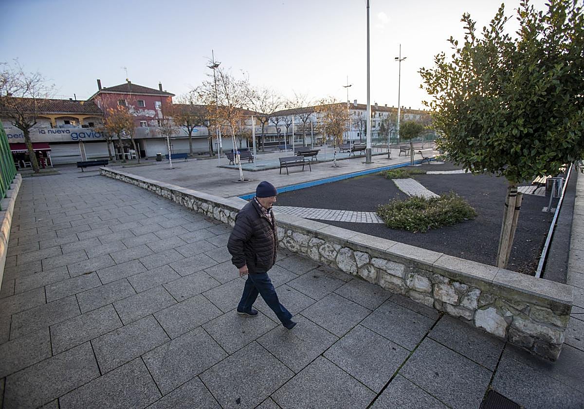 Un vecino pasea junto a la plaza pública de Alberto Pico, en el Barrio Pesquero, que será reformada.