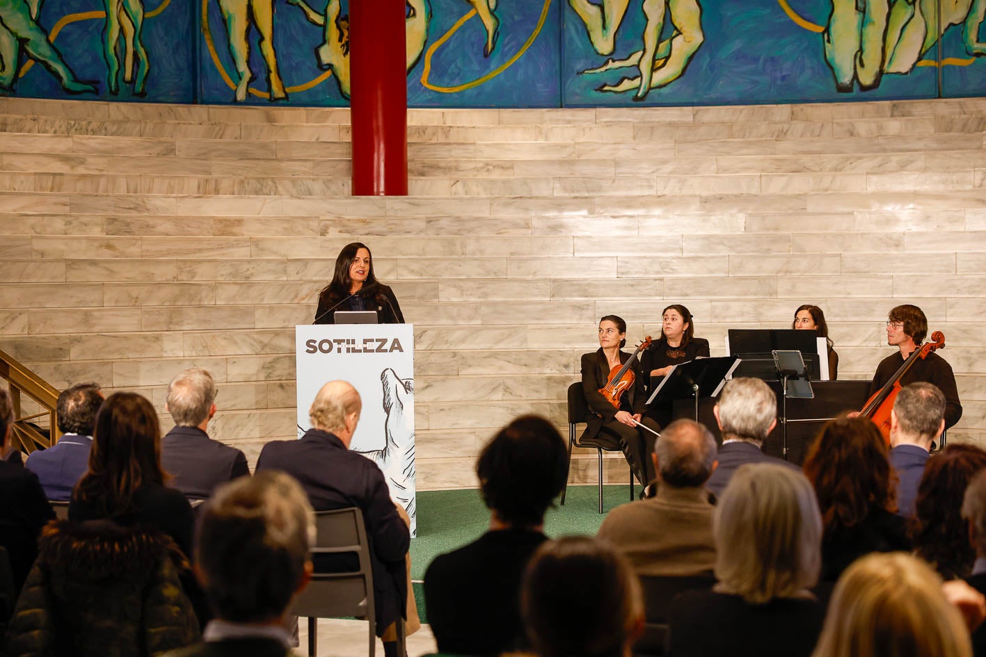 La periodista Pilar González presentó el acto.