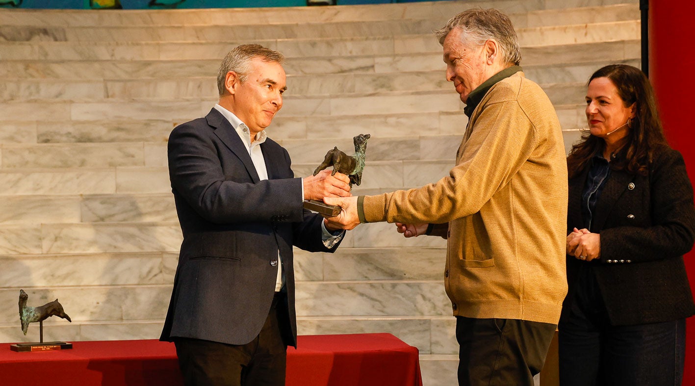 Alberto Santamaría, subdirector de El Diario Montañés, entrega el premio a Juan Riancho, de Galería Siboney.